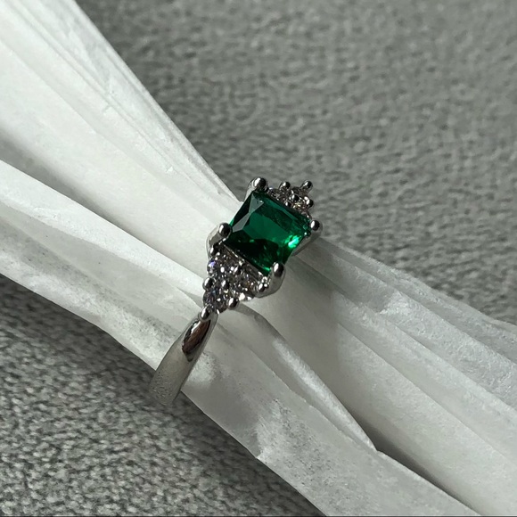Emerald Colour Square Cut Stone ~ Stainless Steel Ring ~ Women’s Size 7 - Picture 5 of 11